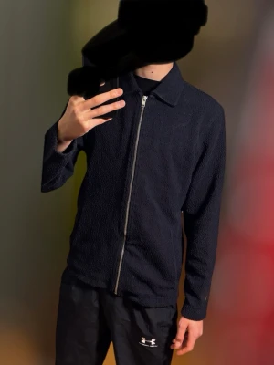 Svart teddyjacka från H&M XS -  Svart full zip tröja från H&M i storlek XS. Skicket är mycket bra och jag svara gärna på era frågor 😀 