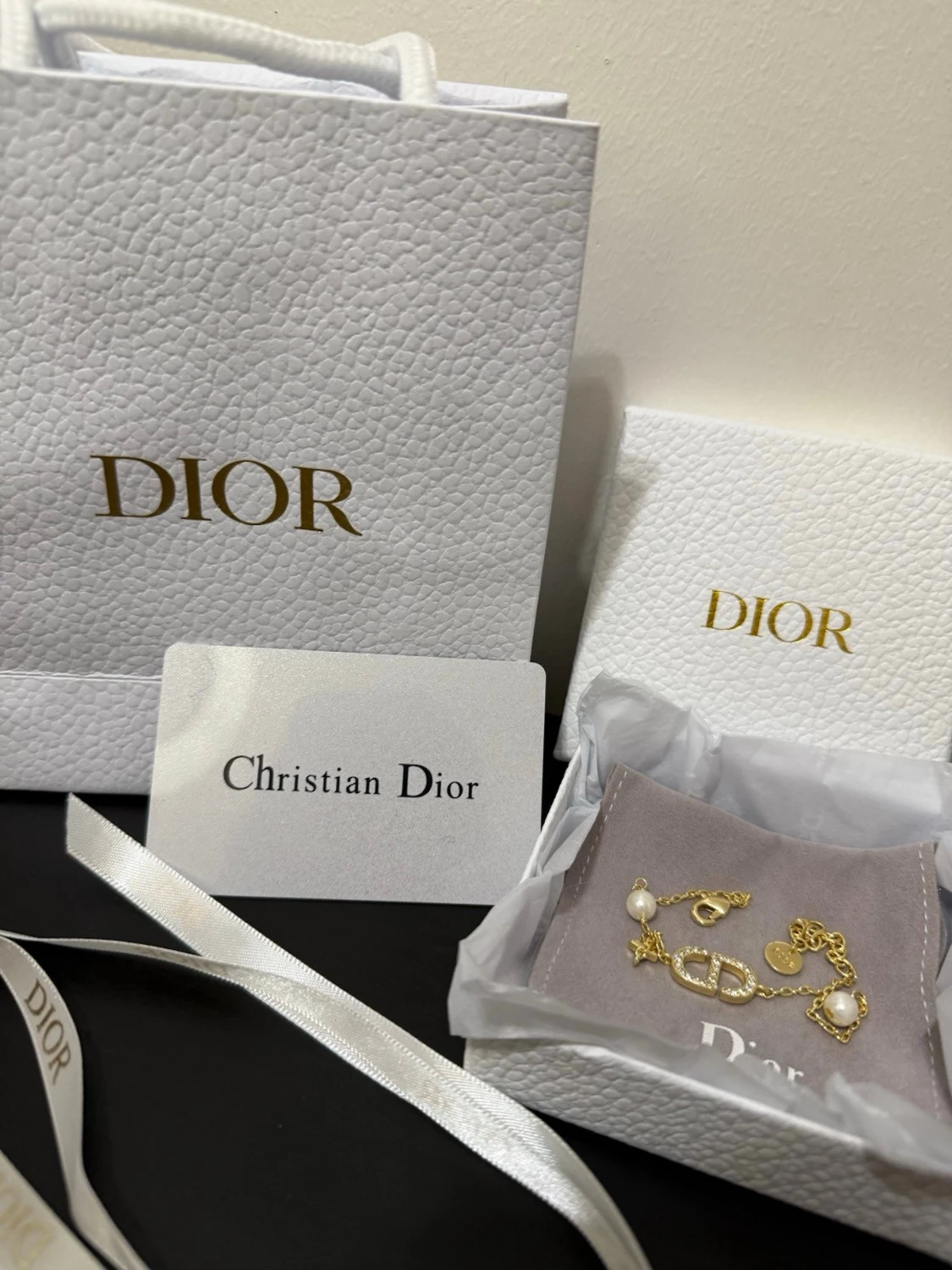 Guldarmband med pärlor från Dior