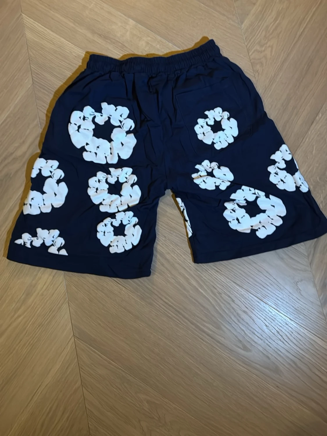 Mörkblå shorts med blommigt mönster - 1