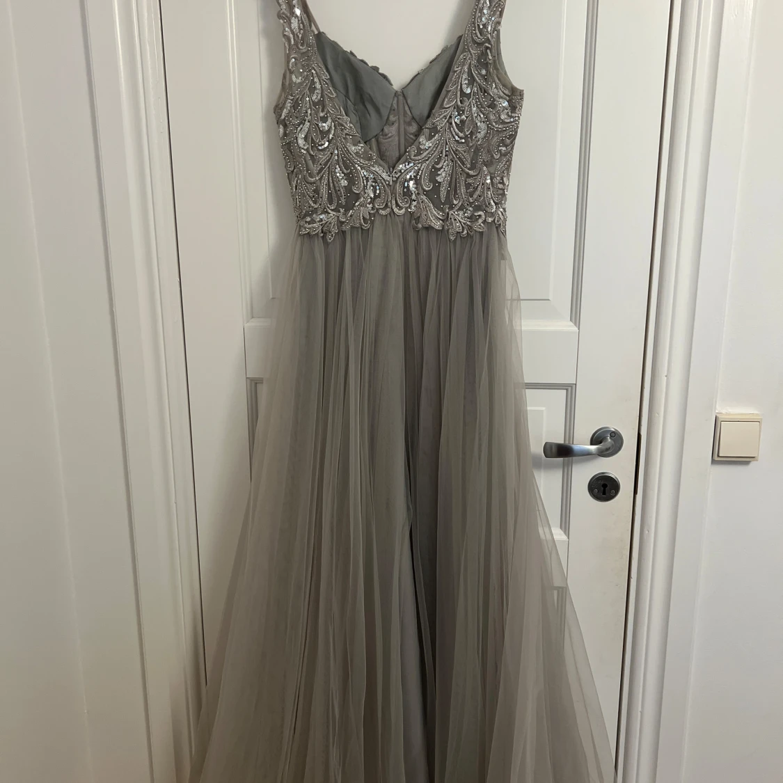 Silverfärgad långklänning med paljetter - 3