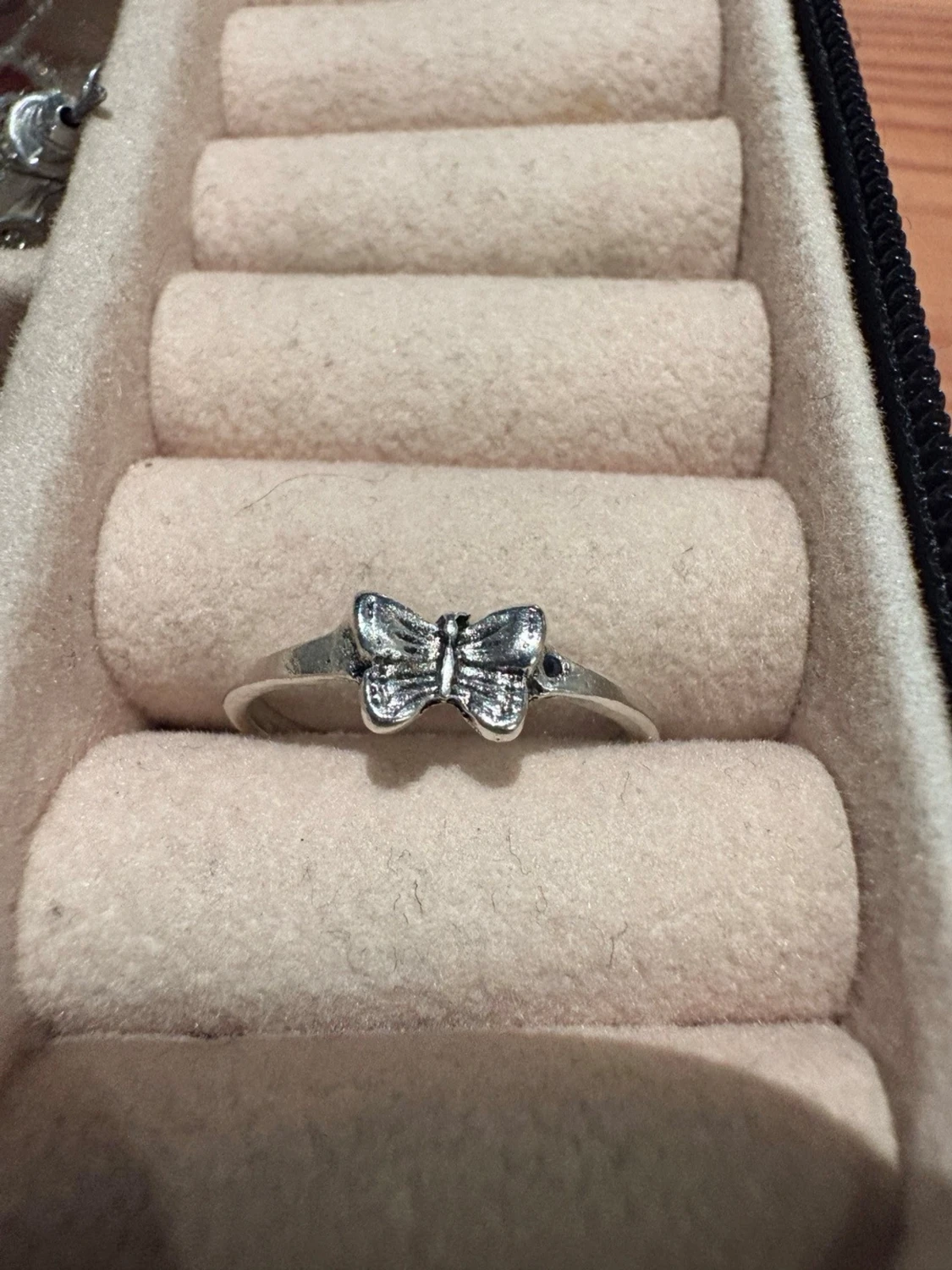 silverfärgad ring med en fjärilsdetalj