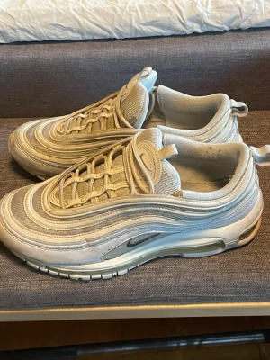 Nike Air Max 97 - Nike Air Max 97 sneakers färg med ikoniska vågiga linjer och synlig Air-sula. Storlek 42! Materialet är en mix av syntet och mesh för bra ventilation. Säljes med originalkartong. Skriv för frågor 🥂 (tvättar de när du köper)
