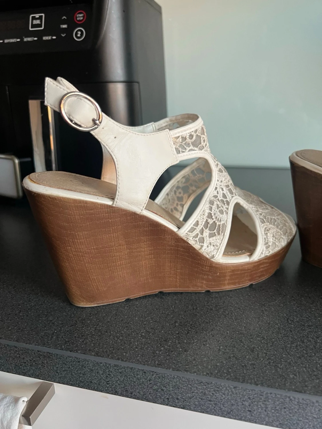 Vita kilklackade sandaler med spets - 5