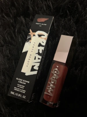 Fenty Beauty Gloss Bomb Cream Fenty Glow - Helt nytt och oanvänd.