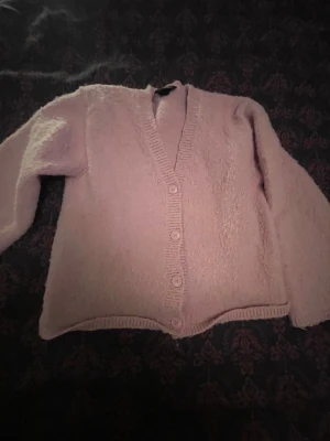Ljusrosa stickad kofta XXS från Monki - Mysig ljusrosa stickad kofta från Monki i storlek XXS. Koftan har v-ringning, ribbade muddar och fem knappar. Priset kan diskuteras!💕💖🫶🏻