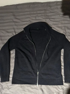 Svart kofta med dragkedja Massimo Dutti - 500 för båda och 300st. De är samma modell men olika färger.