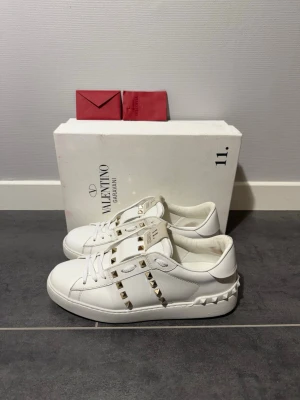 Valentino Rockstuds  - Valentino rockstud vit, storlek 39,5 passar 40, skick 9/10, box kort samt extra nitar medföljer vid köp, nypris 8500kr, vid funderingar hör av er. 
