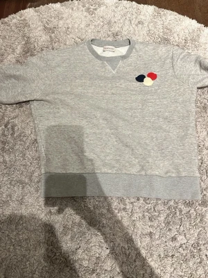 Moncler Crewneck - Säljer denna feta crewneck. Skriv om funderingar och mer ❤️🤩 passar bra i 158-162