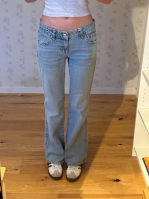 Blåa jeans lågmidjade - Säljer ett par blåa jeans från gina tricot i storlek 36💕 Jag är 177 cm lång