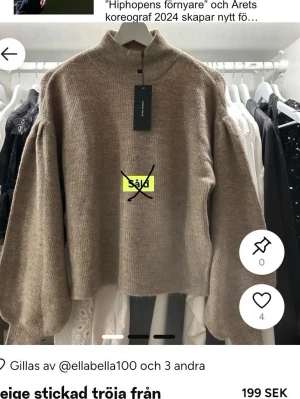 stickad polotröja Vero Moda - HELT NY, Snygg beige stickad polotröja från Vero Moda med hög krage och ballongärmar. Tröjan har en loose passform och trendig vibe. Nypris 300kr.