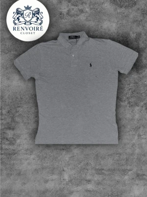 Grå pikétröja från Polo Ralph Lauren - Riktigt fet piké från polo, storlek S och en riktigt snygg grå färg. Mycket bra skick på denna utan skavanker, köp innan den ryker!