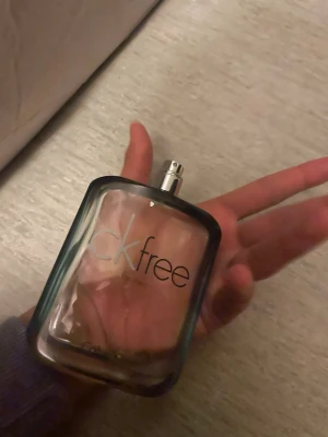 CK Free herrparfym - CK Free for men från Calvin Klein är en stilren herrparfym som passar dig som vill ha en modern och fräsch känsla. Perfekt för dig som gillar enkelhet och klassisk design.