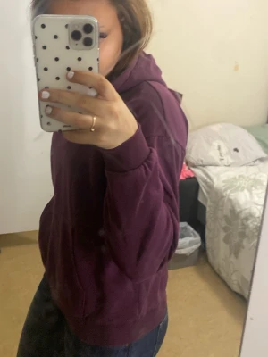 Vinröd hoodie - En vinröd hoodie med en stor ficka på framsidan från gina tricot, knappast använd i storlek 146/152 men sitter även bra på 158 