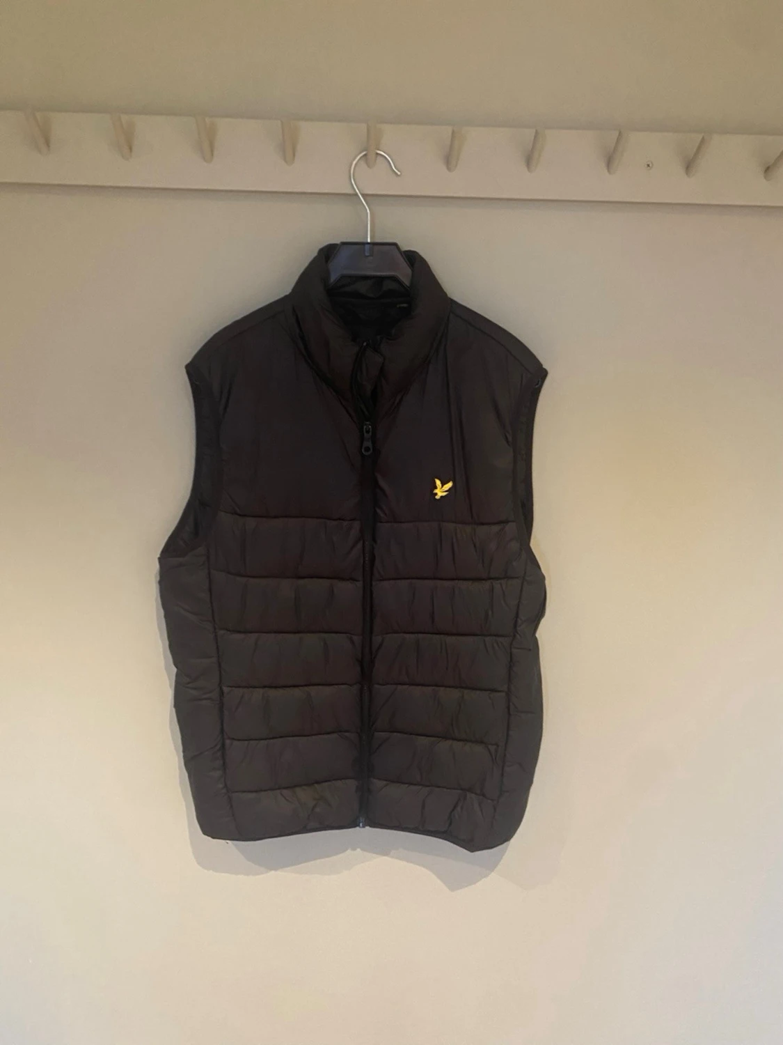 Svart dunväst från Lyle & Scott