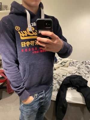 Superdry hoodie  - Snygg hoodie från superdry, i bra skick och omhändetagen! Mycket bra pris men det kan diskuteras. Skriv gärna vid minsta fundering!🤩🤩