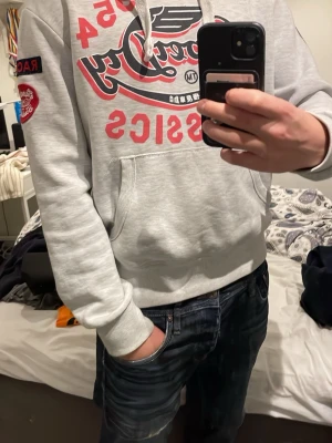 Superdry hoodie  - Snygg superdry hoodie i ett mycket bra skick och bra omhändetagen. Priset är mycket bra men kan diskuteras! Skriv vid minsta fundering!!!🤩🤩🤩