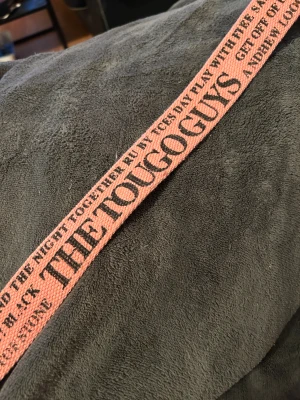 Bälte i bomull m text. 111 cm långt. - Helt nytt bälte i bomull. Storlek 111 cm långt.