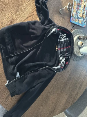 burberry kofta - koftan är en present av min släkting från schweiz haft i ungefär 3 månader nu, börjar bli för liten. det är en authentisk burberry kofta som jag fick i sen födelsedagspresent. inte använt den så mycket eftersom jag inte är ett fan av burrberry. skick 10/10