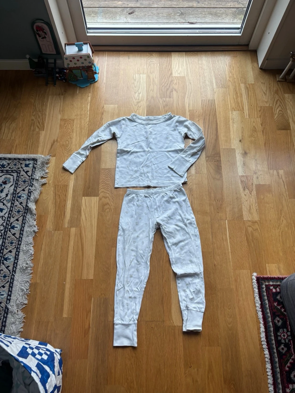 Vit pyjamas med småmönster från Livly