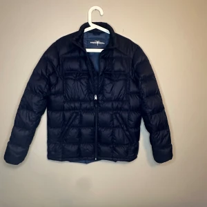 Hampton republic jacka  - Väldigt fint skick inga täcken på andvändning och väldigt bra skick. Tveka inte på att ställa frågor. 