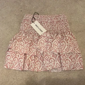 Mönstrad rosa volangkjol  - Kort rosa volangkjol med inbyggda shorts från meet me there.