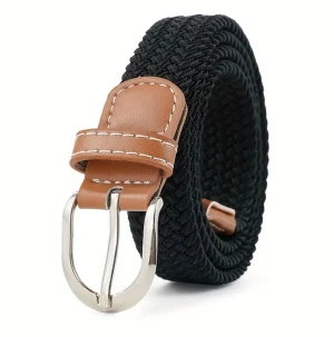 Flätat bälte - Svart - Ett stilrent flätat bälte i färgen svart som passar både vardag och fest. Den elastiska flätningen ger en bekväm passform och gör bältet enkelt att justera. Ett tidlöst och prisvärt val för endast 99kr 