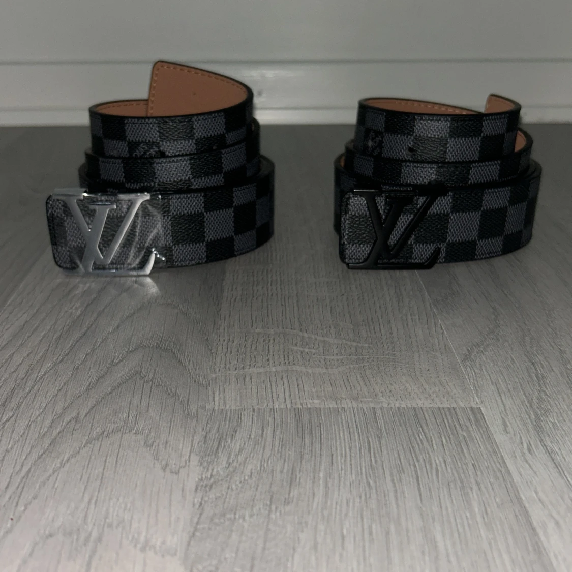 2 bälten från Lindex med L mönstrar