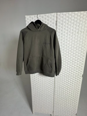 Essentials hoodie - Essentials Hoodie En tidlös hoodie med minimalistisk design och maximal komfort. Tillverkad i mjukt, högkvalitativt material som känns skönt hela dagen. Den avslappnade passformen och rena looken gör den enkel att matcha med både jeans och mjukisbyxor. Perfekt för vardag, skola eller chill – ett självklart plagg i varje garderob.