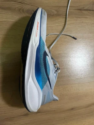 Nike Pegasus 41  - Fina Pegasus 41 använda några gånger, otrolig komfort för både löpning och promenader, köpte tyvärr fel storlek så får ingen direkt användning av dem, nypris 1699kr