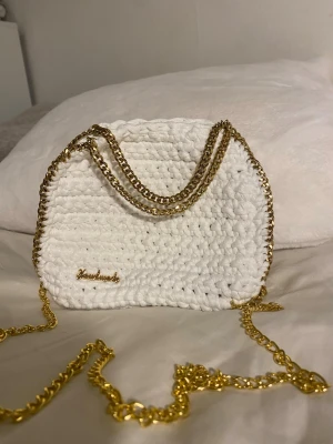 Väska  - Egenvirkad Stella McCartney liknande väska, i vittfärg med guldkedja ❤️ Har även i andra färger