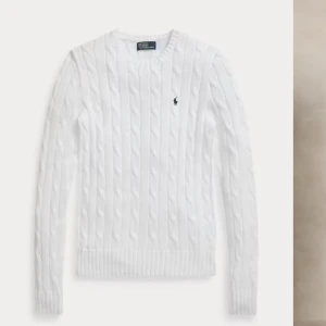 Ralph Lauren kabelstickad tröja  - Jätte fin märkes tröja (Ralph Lauren) kabelstickad.💞 Säljs så jag inte använder den. Storlek XL, vet ej om de menas som XL barn eller XL dam men det är som en S❤️