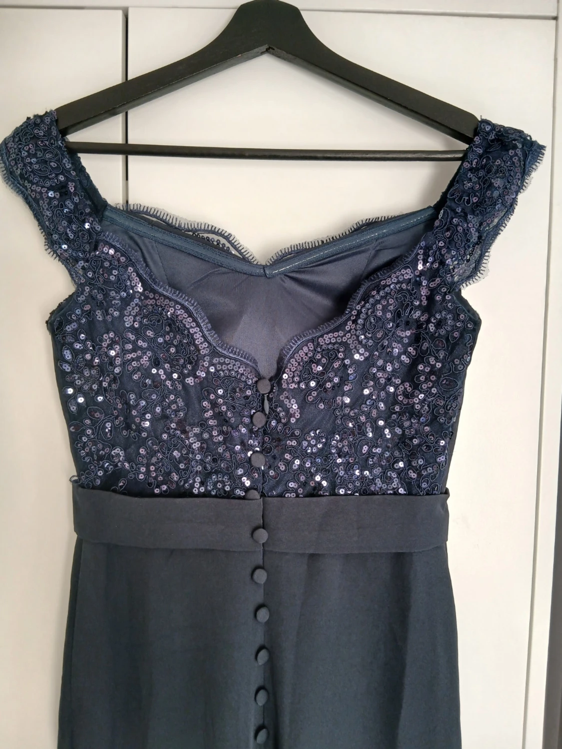 Elegant mörkblå balklänning med paljettbroderad överdel & spetsdetaljer - 2