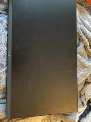 Gaming skärm Acer QG241Y M3bmiipx - Acer QG241Y M3bmiipx LED-bakbelyst LCD-skärm, tillverkad augusti 2023. Utrustad med HDMI- och DisplayPort-anslutningar. Skärmen är i gott skick utan synliga defekter eller slitage. Perfekt för gaming eller kontorsbruk tack vare sin moderna design och anslutningsmöjligheter. Vill bli av med den så köp gärna 