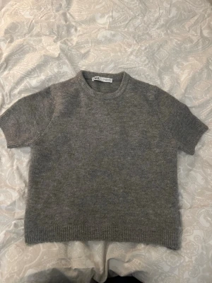 Stickad t shirt  - Superfin stickad t shirt från Zara! Storlek M men sitter som en S💞 säljs inte längre!