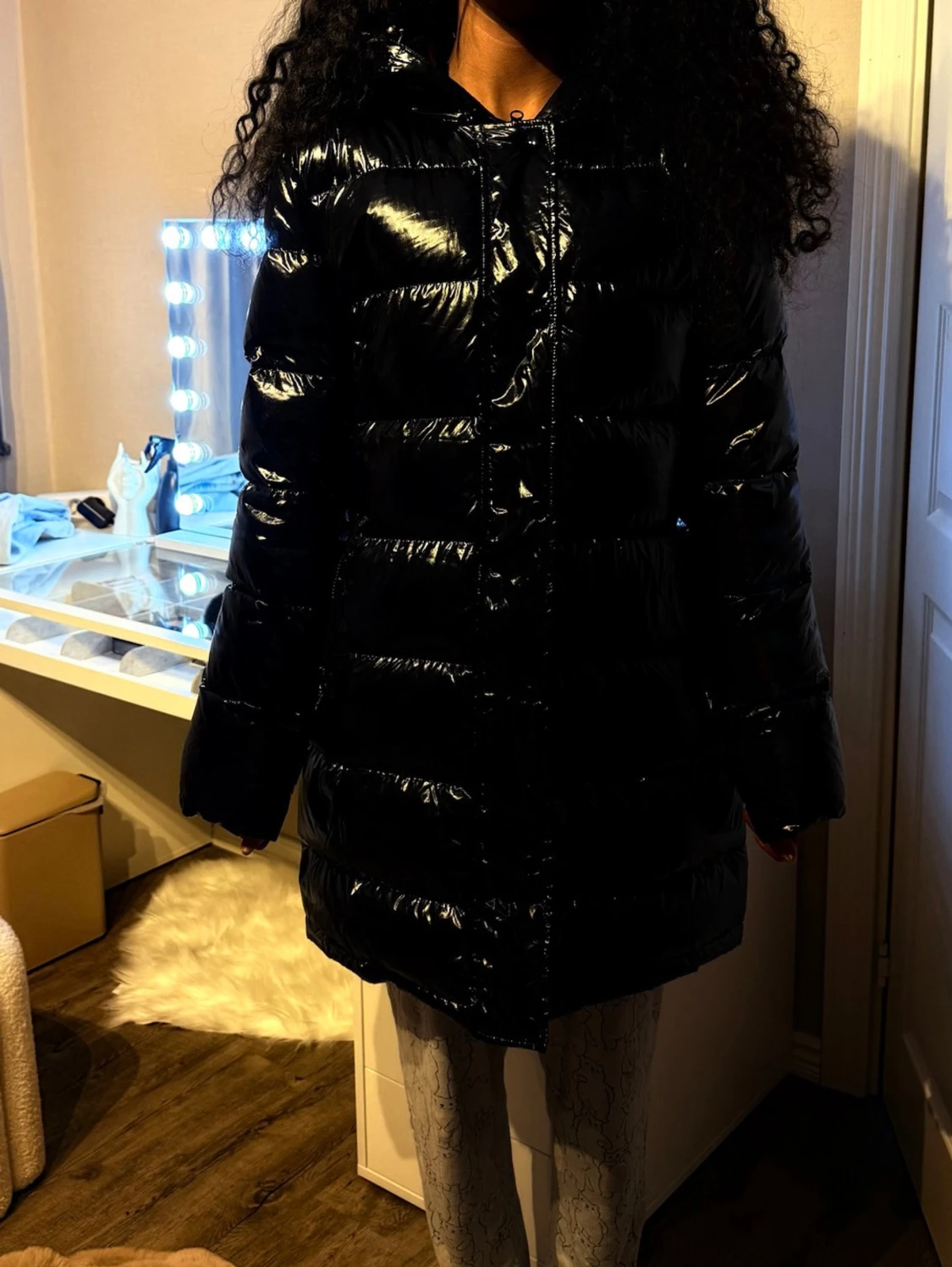Svart glansig pufferjacka med huva