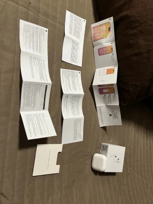 AirPods4 anc - Säljer ett par Apple AirPods Pro i mycket fint skick, komplett med originalkartong och manualer. Funktioner som brusreducering, transparensläge och adaptivt ljud. Batteriet är i toppskick, 100% på båda hörlurarna. Perfekt för musik, samtal och träning.