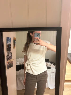 Vit topp Zara - Säljer en vit topp från Zara med knyte i midjan, jättesöt och superbra skick!! Storlek M☺️🫶🏼
