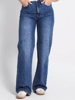 blå wide jeans - Säljer ett par klassiska lager 157 jeans i blå tvätt med wide fit och hög midja. Jeansen har raka ben, fem fickor och knappgylf. Materialet är robust denim i bomull. Perfekt för dig som gillar en avslappnad och trendig look. Helt nya och oanvända