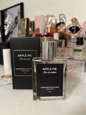 Apple Pie Eau de Parfum 50ml - Upptäck Apple Pie Eau de Parfum från Theodoros Kalotinis. En stilren parfymflaska med 50ml, perfekt för dig som vill sticka ut med något unikt och modernt.