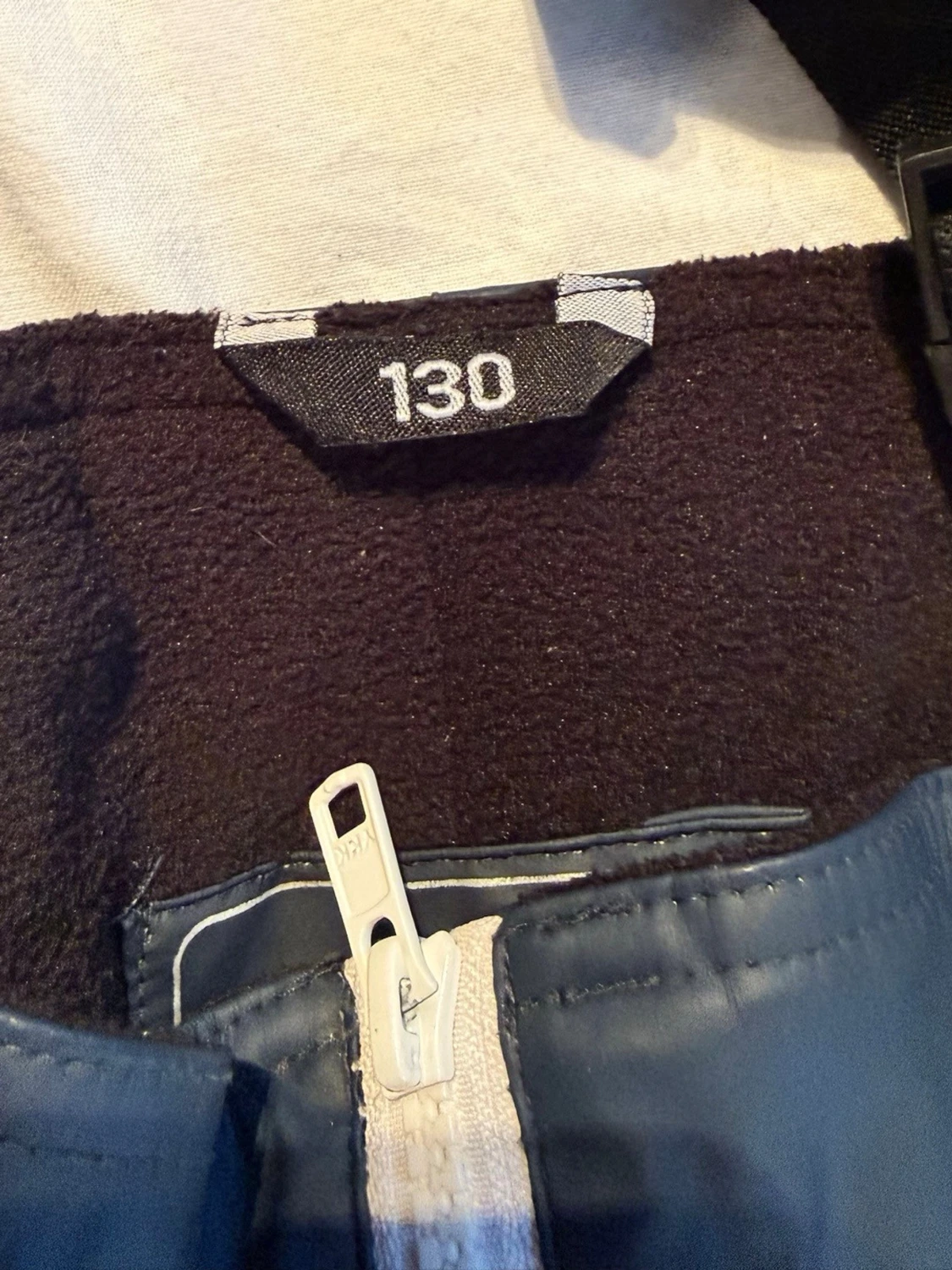 Blå och mörkblå täckbyxor och jacka  strl 130 - 2