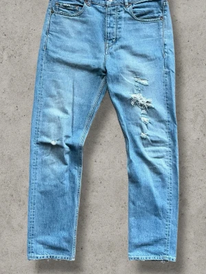 Golden Goose Jeans - Ett par asfeta distressed jeans från Golden Goose. Högkvalitativa, kostar flera tusen nypris! Storlek 29 (se måtten nedan)  Mått (+-1cm): Längd 97cm Midja 39cm Benöppning 16cm Lår 23cm