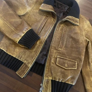 Skinnjacka italia  - Riktigt fet skinnjacka/bomber från Danielle Alessandrini Italien. skick 10/10 strl XS