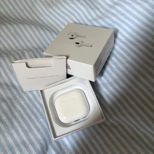 AirPods 4 ANC  - Säljer ett par Apple AirPods 4 ANC i mycket fint skick, komplett med originalförpackning och manual. Trådlösa hörlurar med aktiv brusreducering och laddningsetui. Inga synliga repor eller skador, fungerar utmärkt. Kvitto finns och priset kan diskuteras 