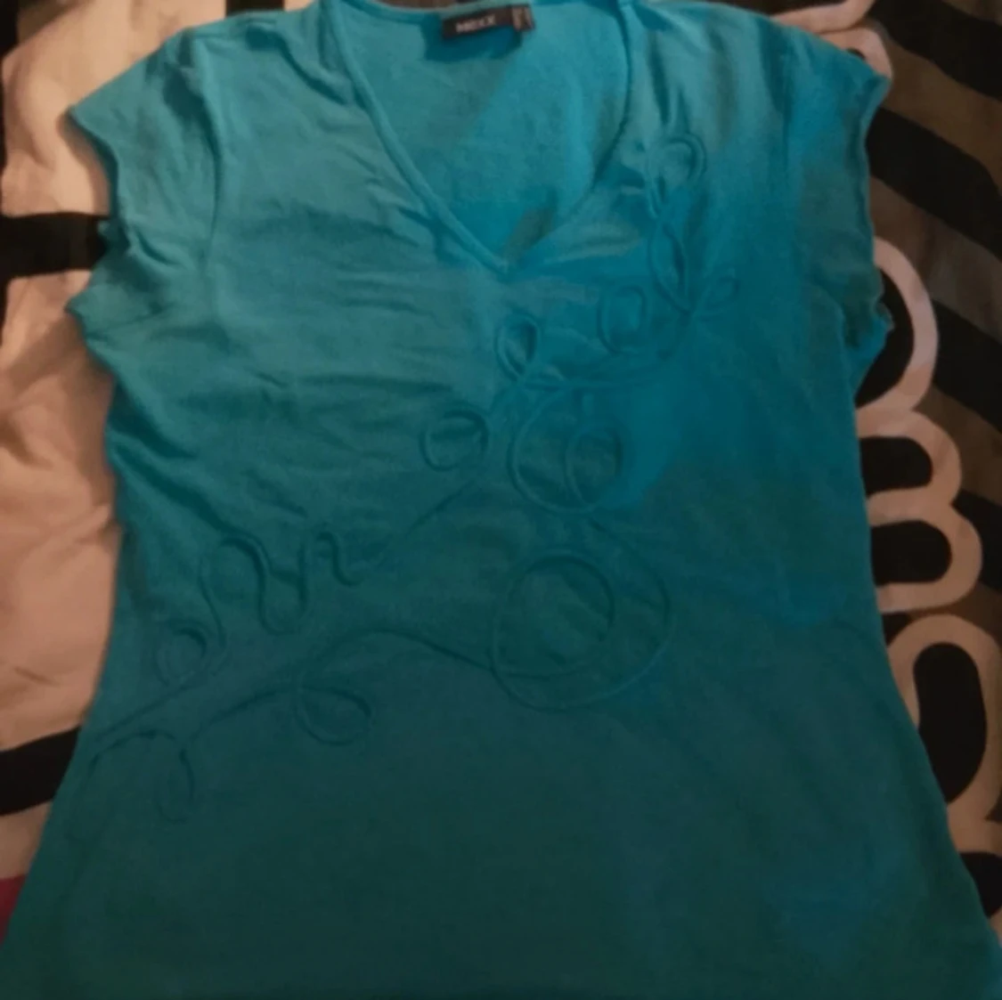 Turkos v-ringad topp med mönster