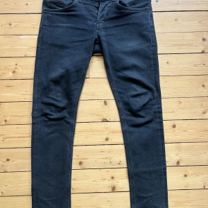 Svarta dondup jeans  - Modell: George  Storlek: 31