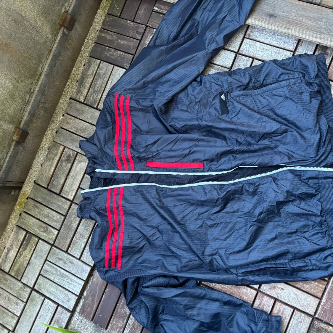 Adidas svart vindjacka med röda ränder