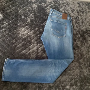 Replay Anbass Jeans - Tjena säljer dessa riktigt schyssta Replay Anbass Jeansen! Har endast använt de kanske 3 gånger då de är lite förstora för mig! Schysst ljus tvätt, perfekt nu till sommaren! 9/10-Topp Skick! Storlek 34/32 slim fit. Hör av er vid minsta fundering!🌟