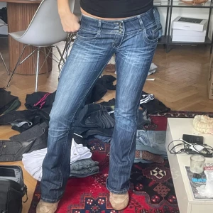Replay lowwaist bootcut jeans - Säljer ett par blå jeans från Replay. Modellen har låg midja, bootcut-ben. Klassiska fickor fram och bak samt tydlig logga på bakfickan. Väldigt sköna, lite för korta för min smak är 172cm