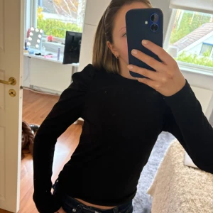 Svart långärmad tröja med puffaxlar - Tröja från JDY i storlek XS, använd få gånger.