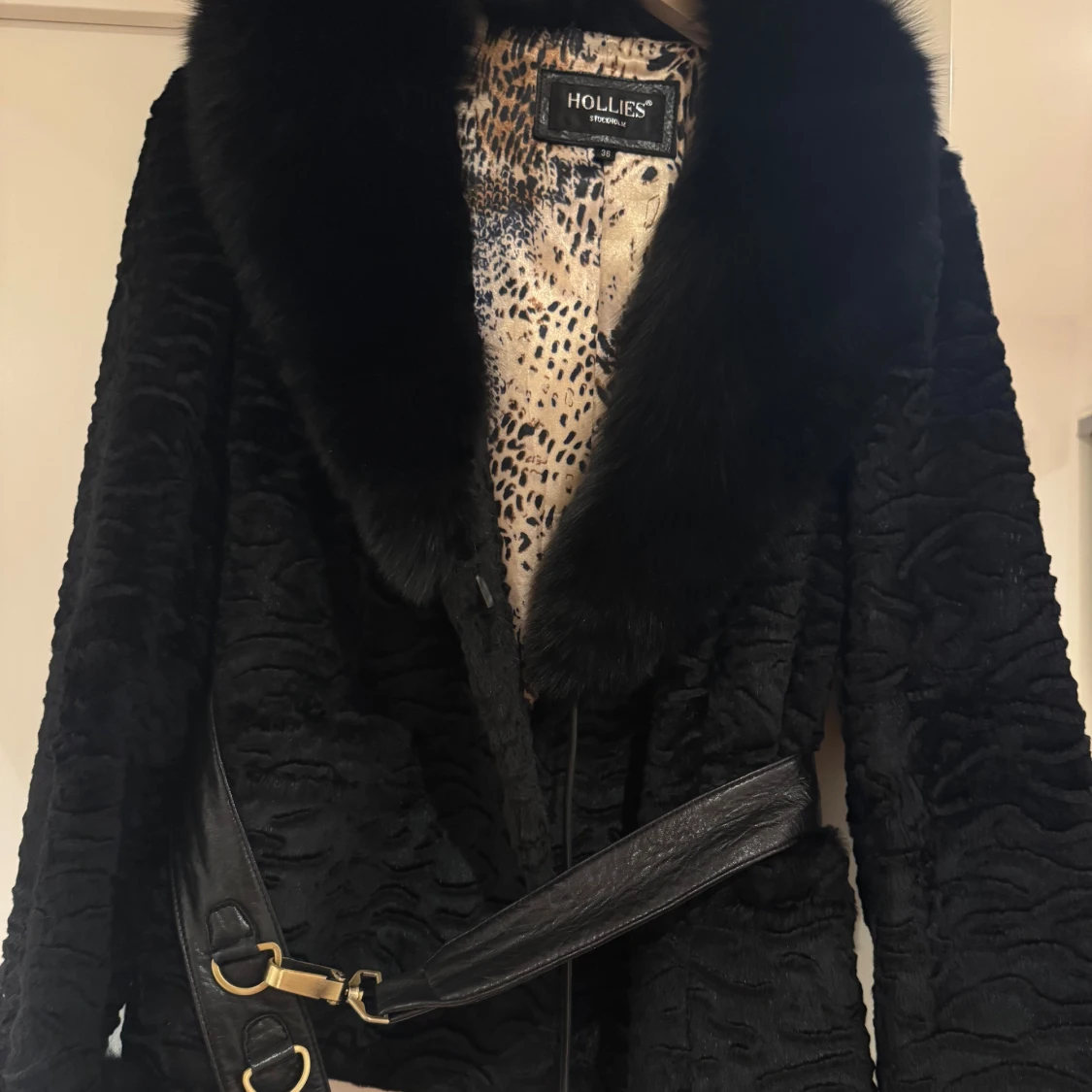 Svart äkta pälsjacka från Hollies - 1